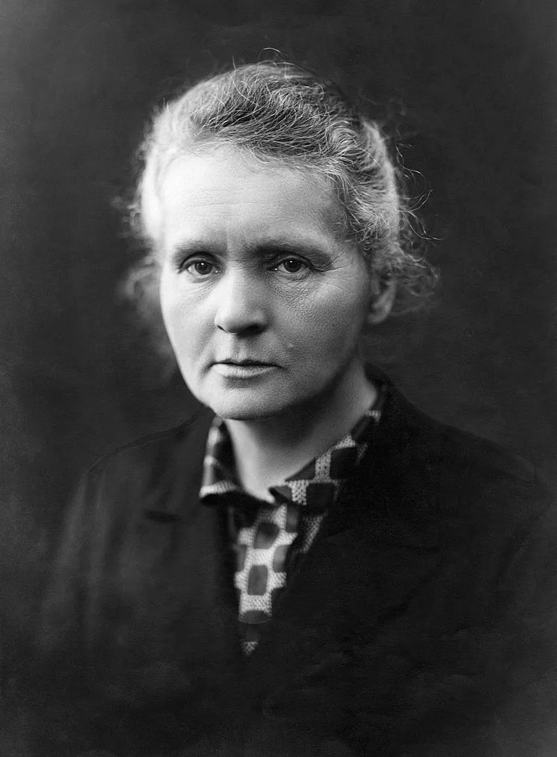 Marie_Curie_c._1920 paramaa